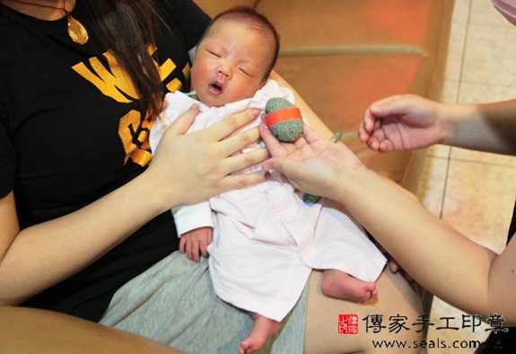 陳寶寶(新北中和區到府嬰兒寶寶滿月剃頭理髮、免費到府嬰兒剃胎毛儀式吉祥話)。到府剃頭剃胎毛主持、專業拍照、DVD光碟、證書。★購買「臍帶章、肚臍章、胎毛筆刷印章」贈送：剃頭、收涎、抓周，三選一。2015.11.18 照片6